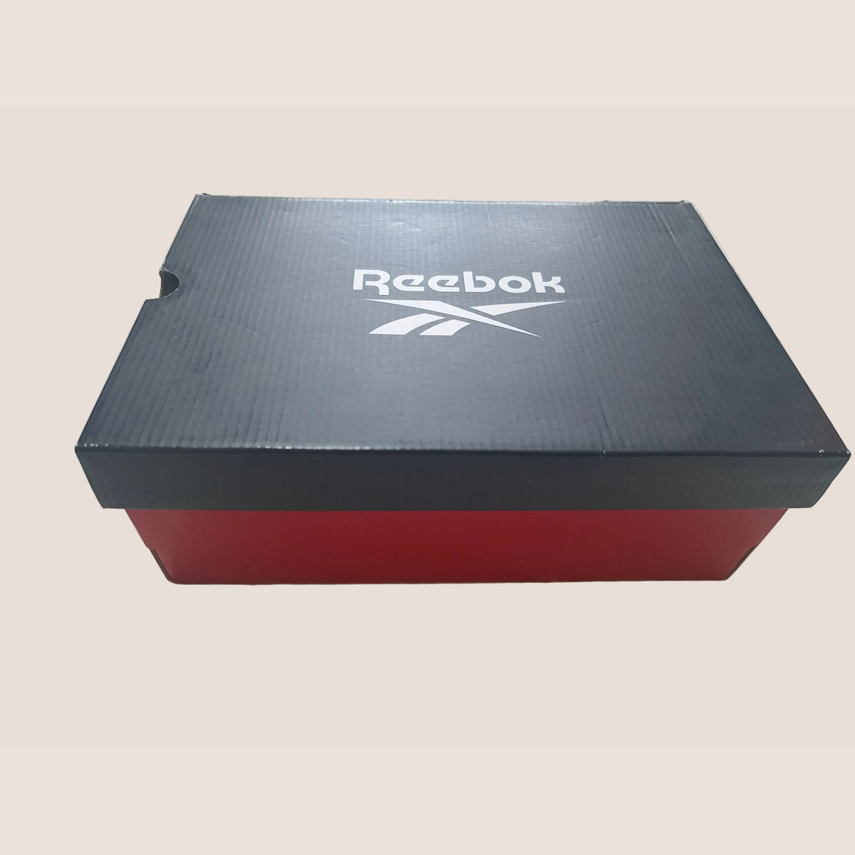 Кутия за маратонки Reebok Glide DMX с черен капак с бяло лого Reebok и червена долна част