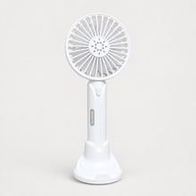 Вентилатор със светъл студиен фон
