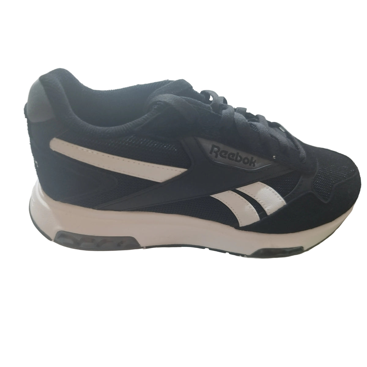 Черна маратонка Reebok Glide DMX, изглед отстрани, с бели ивици, мрежеста горна част, връзки и бяла подметка