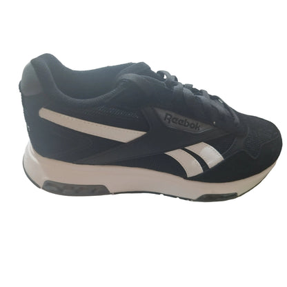 Черна маратонка Reebok Glide DMX, изглед отстрани, с бели ивици, мрежеста горна част, връзки и бяла подметка